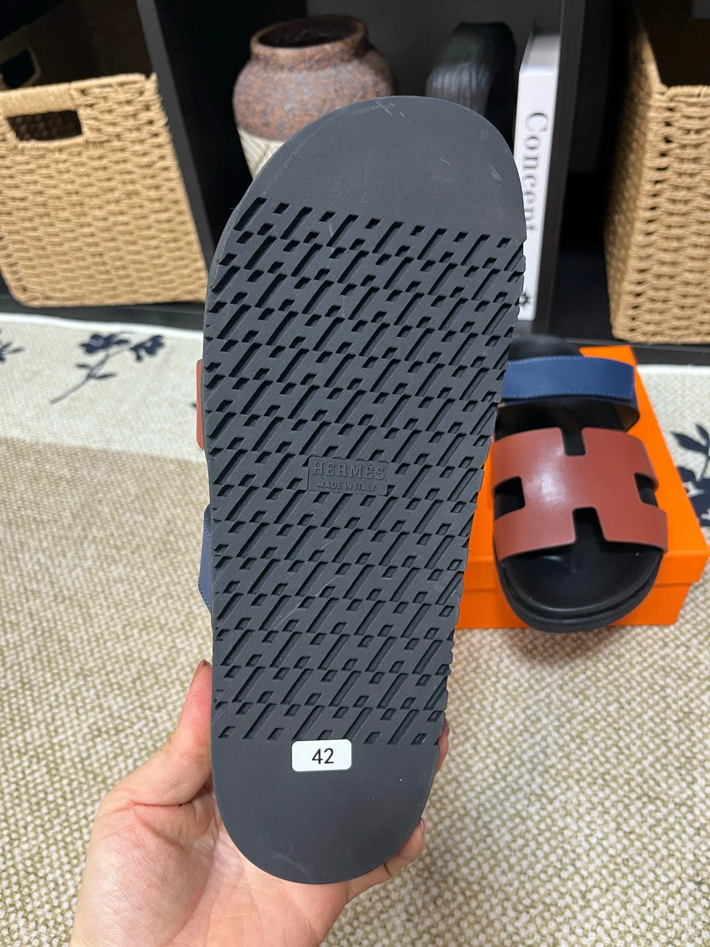 P300 Long-term stock Hermes men’s Kazimir slippers for couples - top quality woven calfskin functional sandals with intertwined uppers inspired by the “H” iconic pattern to create a casual look, perfect for summer. Imported cowhide + cowhide lining + TUP outsole Size: 35-46